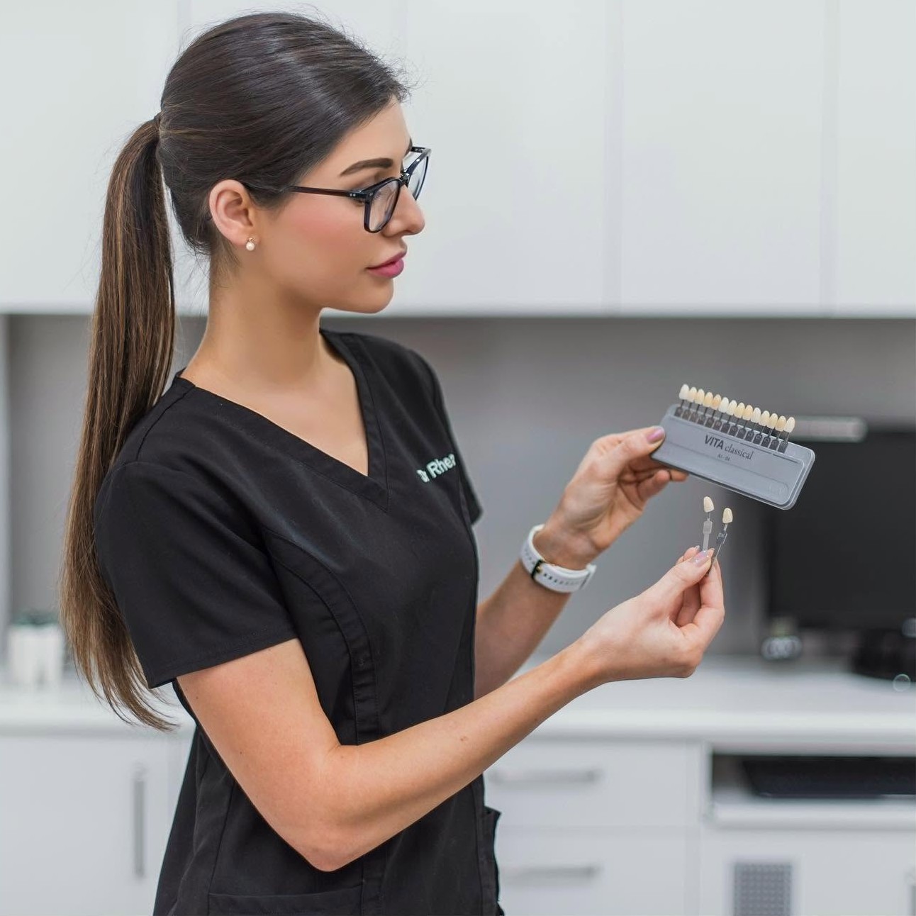 Emergency-Dentist-Palm-Beach-Assessing-Dental-Shade-Guide